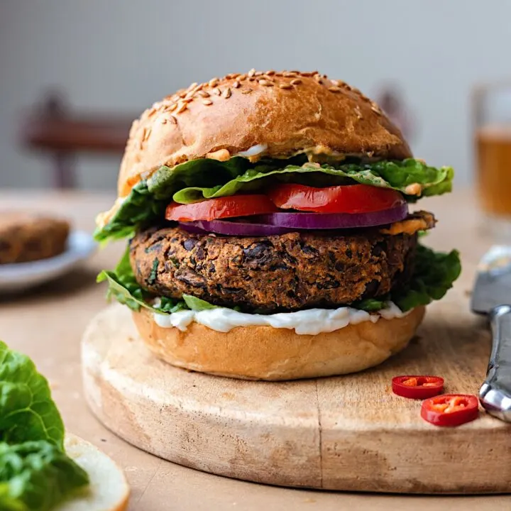 Vegan Spicy Bean Burgers #burger #beanburger #vegan #bbq #meatlessmeal #dairyfree