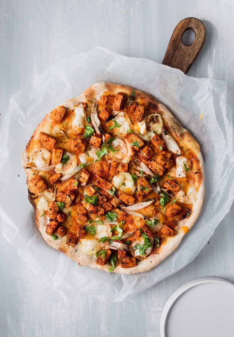 vegan cheesy buffalo 'chicken' pizza