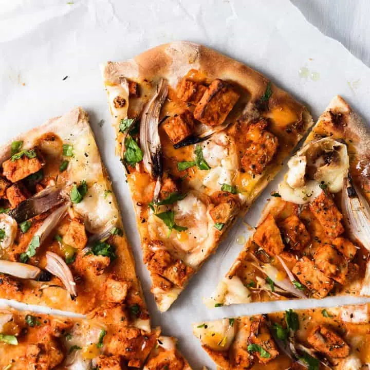 vegan cheesy buffalo 'chicken' pizza