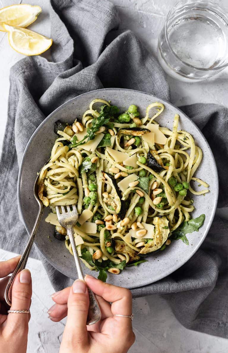 easy vegan creamy pesto pasta