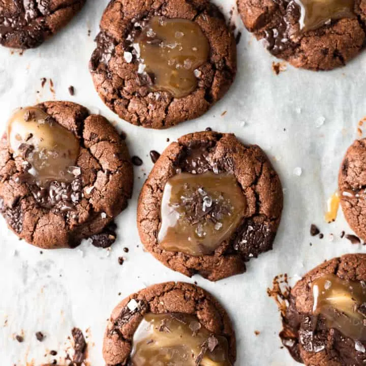 Vegan Chocolate Salted Caramel Cookies #vegancookies #caramelcookies