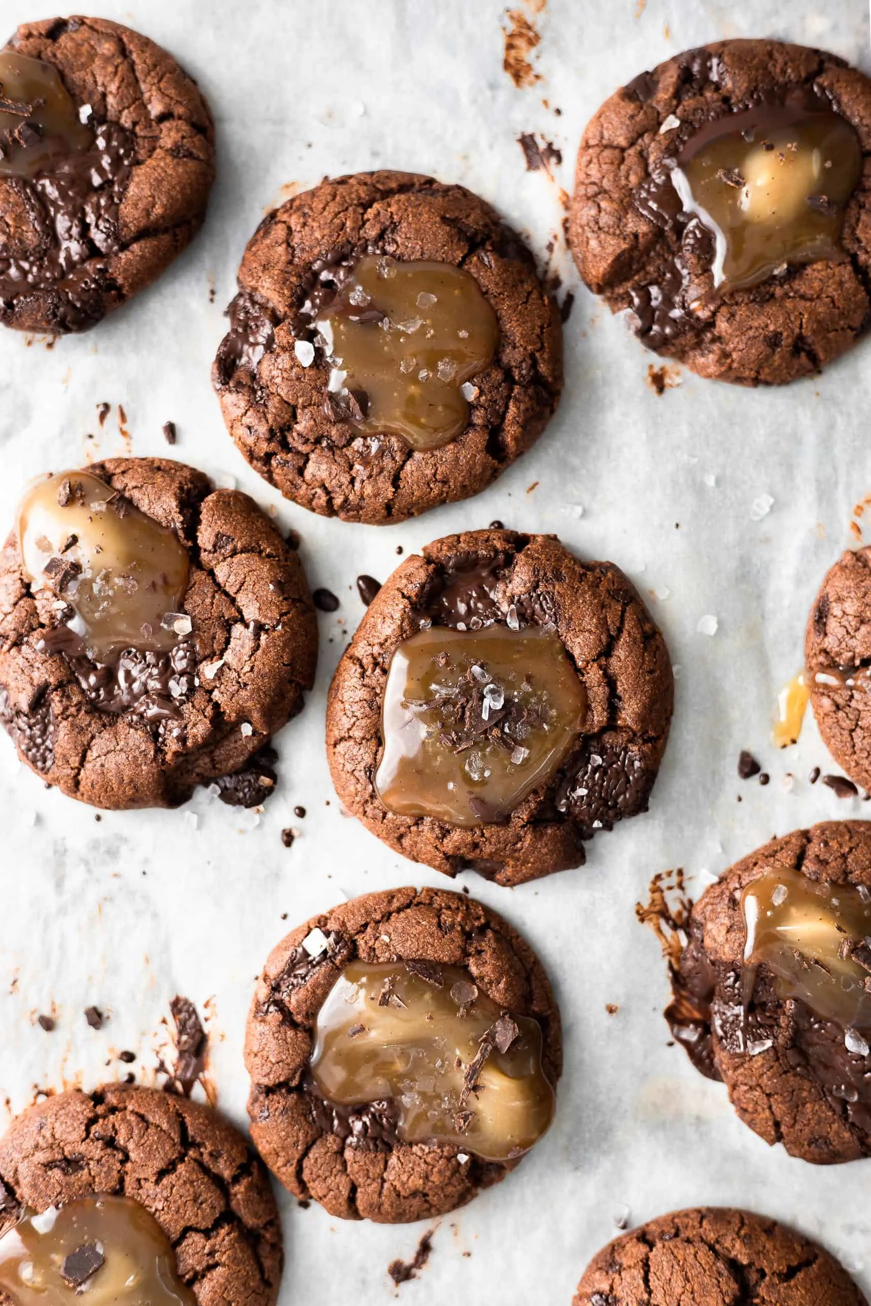 Vegan Chocolate Salted Caramel Cookies #vegancookies #caramelcookies