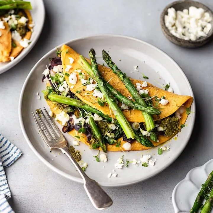 Vegan Asparagus, Pesto and Feta Omelette #vegan #recipe #omelette #chickpea