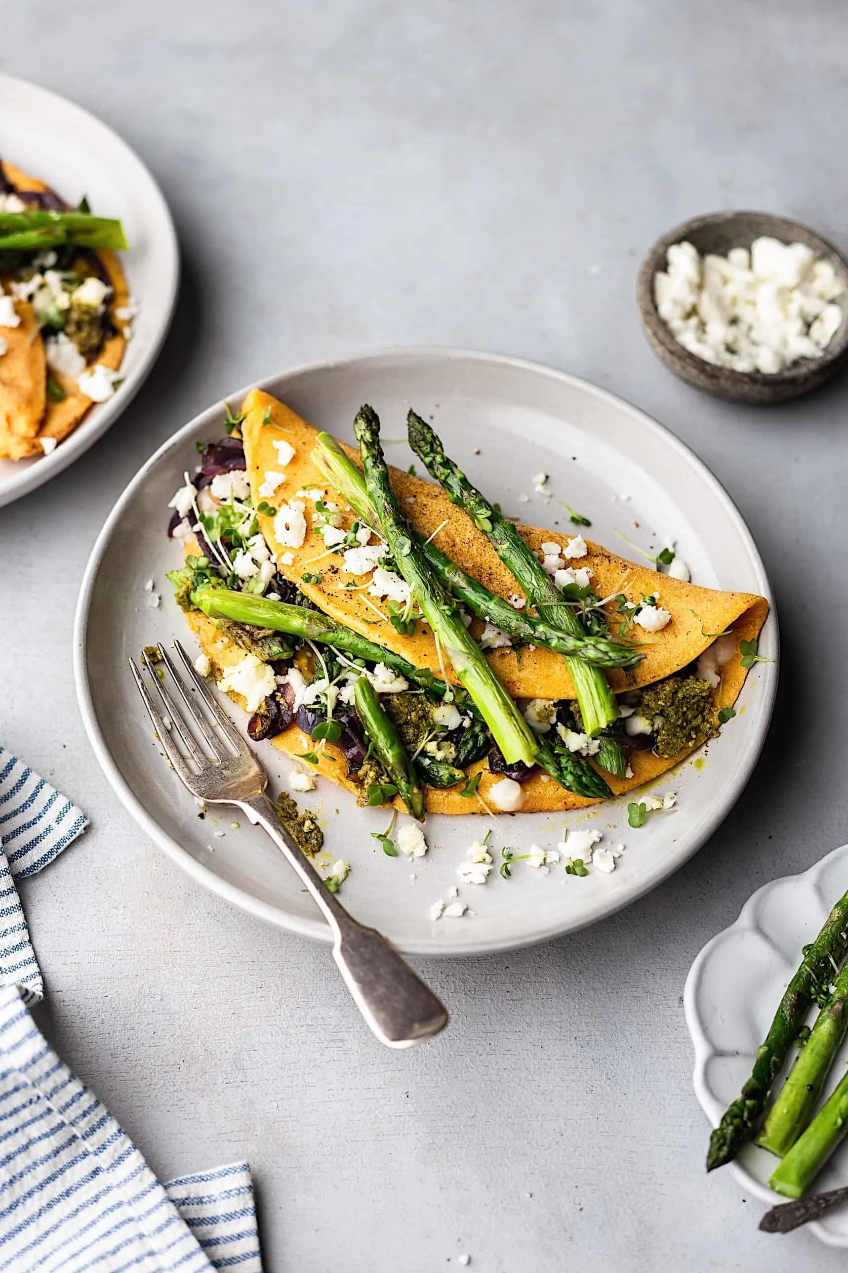 Vegan Asparagus, Pesto and Feta Omelette #vegan #recipe #omelette #chickpea