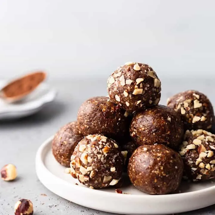 Vegan Chocolate Hazelnut Bliss Balls #vegan #recipe #blissball #energyball #chocolate #hazelnut