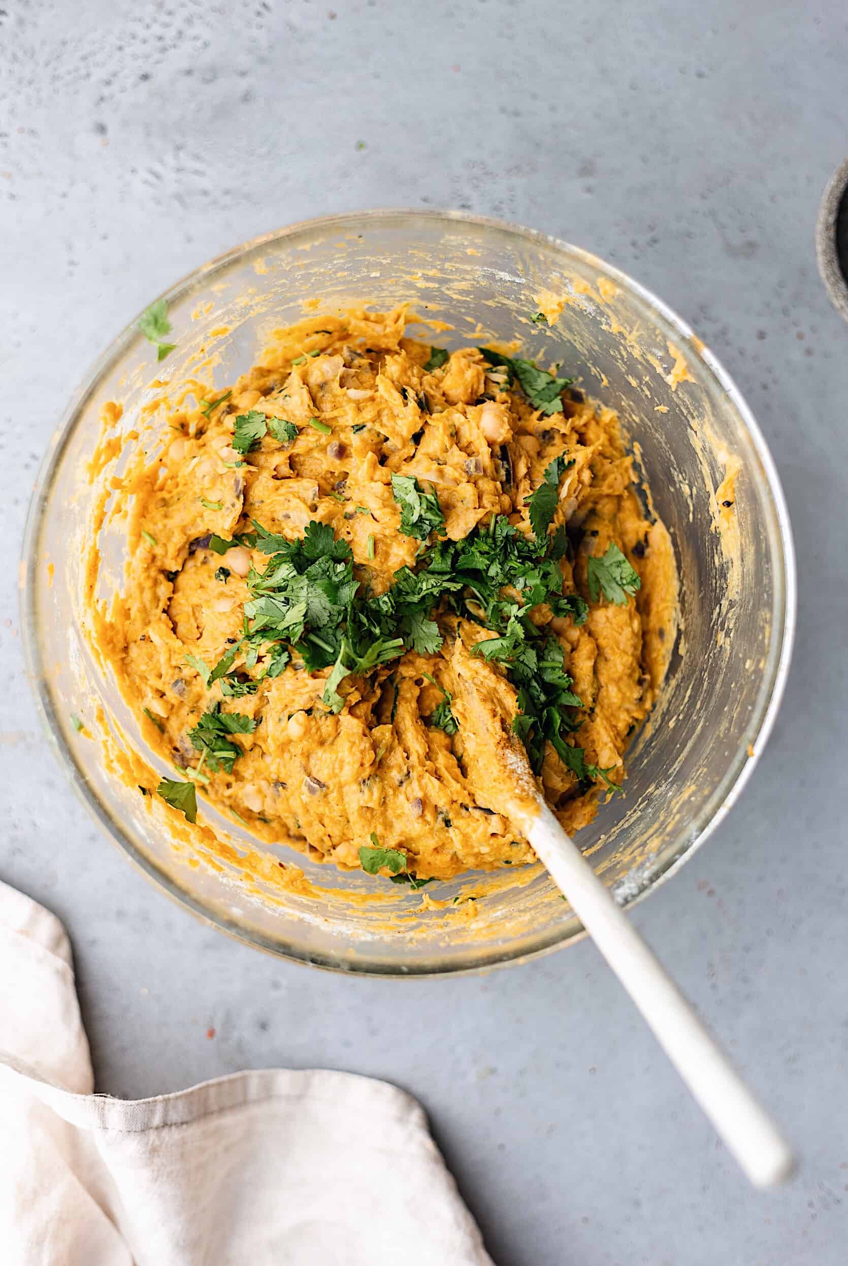 Pâtés végétaliens de patate douce et de pois chiches au curry