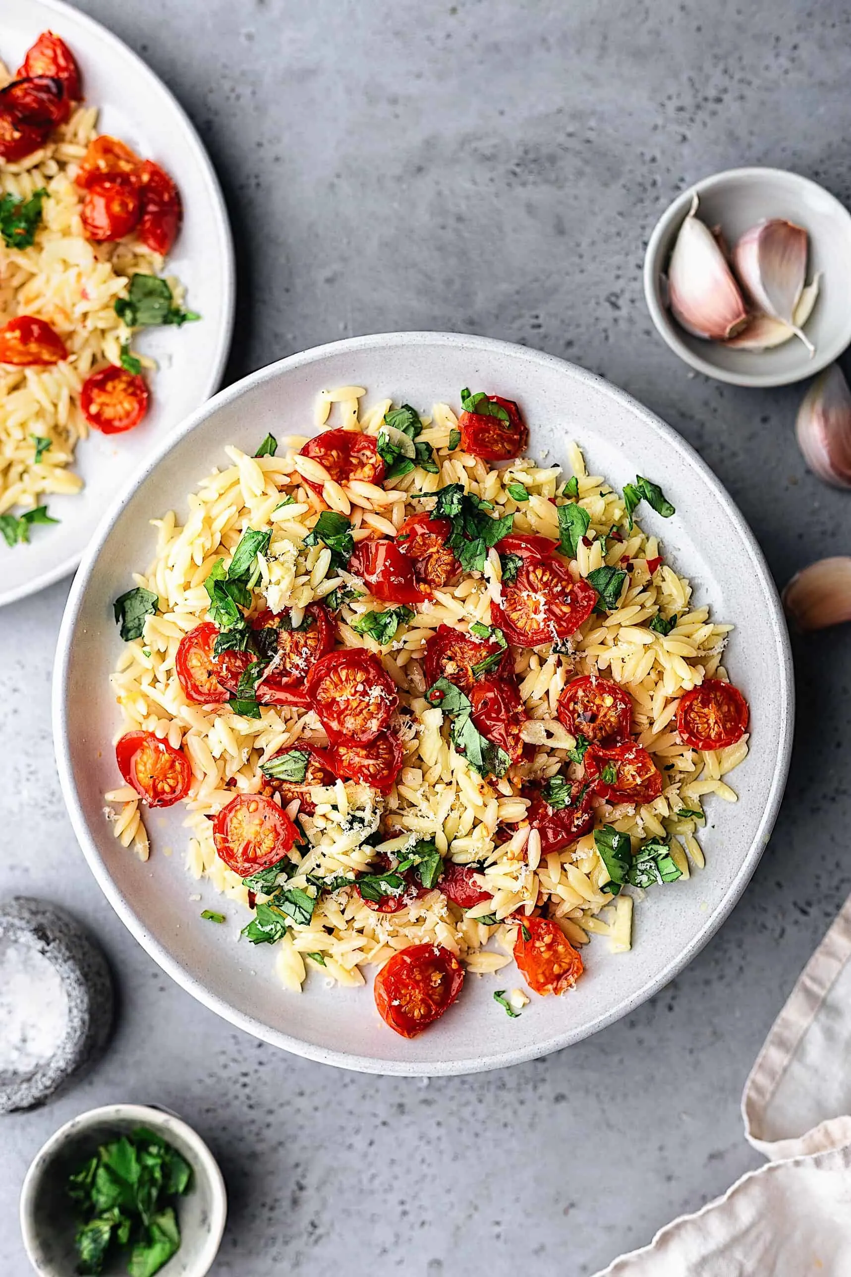 Roasted Cherry Tomato Garlic Orzo #pasta #orzo #tomato #garlic #vegan #recipe