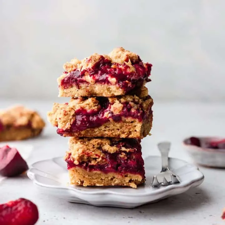 Metis Fruit and Maple Crumble Square Bars #metis #fruit #maple #crumble #vegan #recipe #dessert