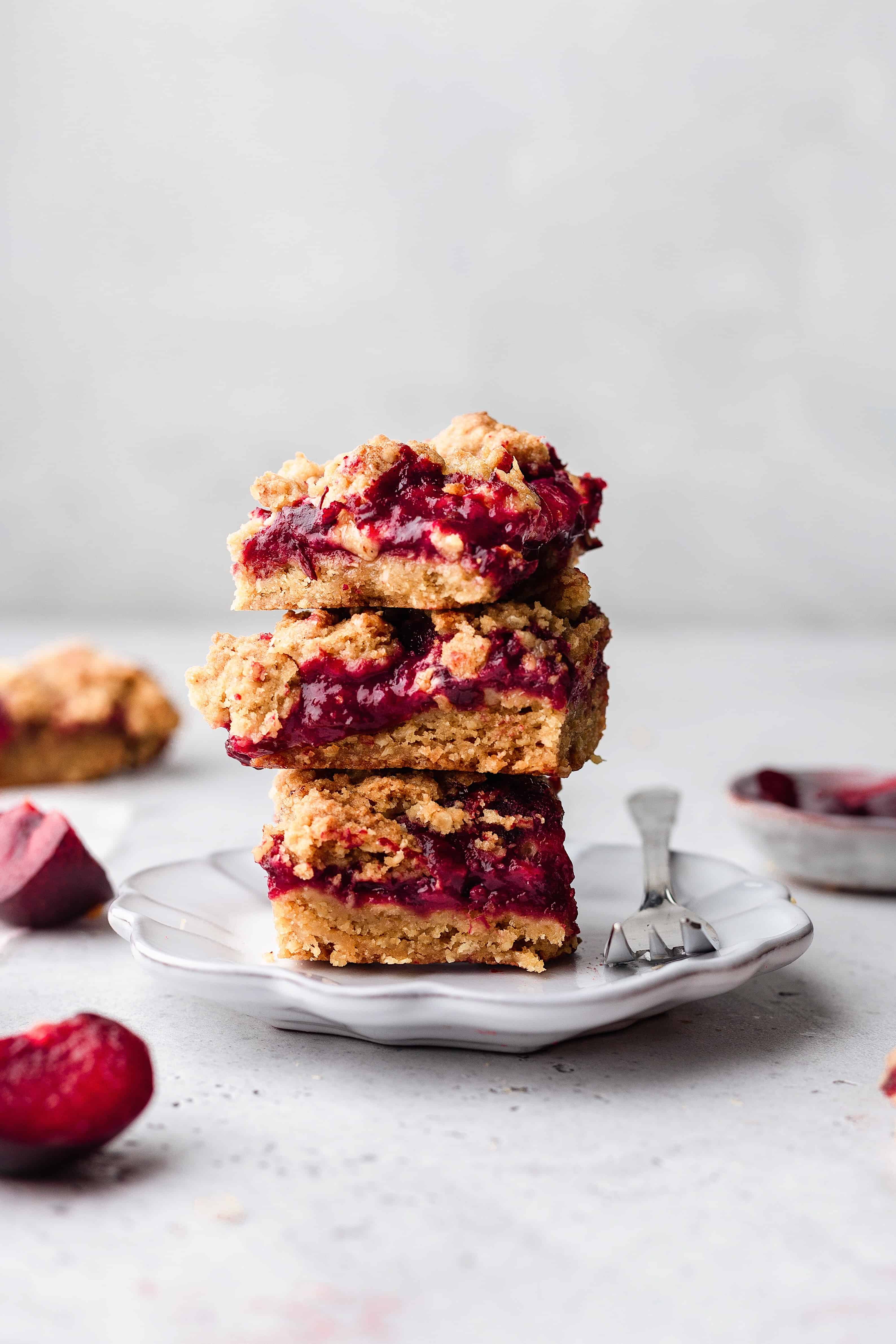 Metis Fruit and Maple Crumble Square Bars #metis #fruit #maple #crumble #vegan #recipe #dessert