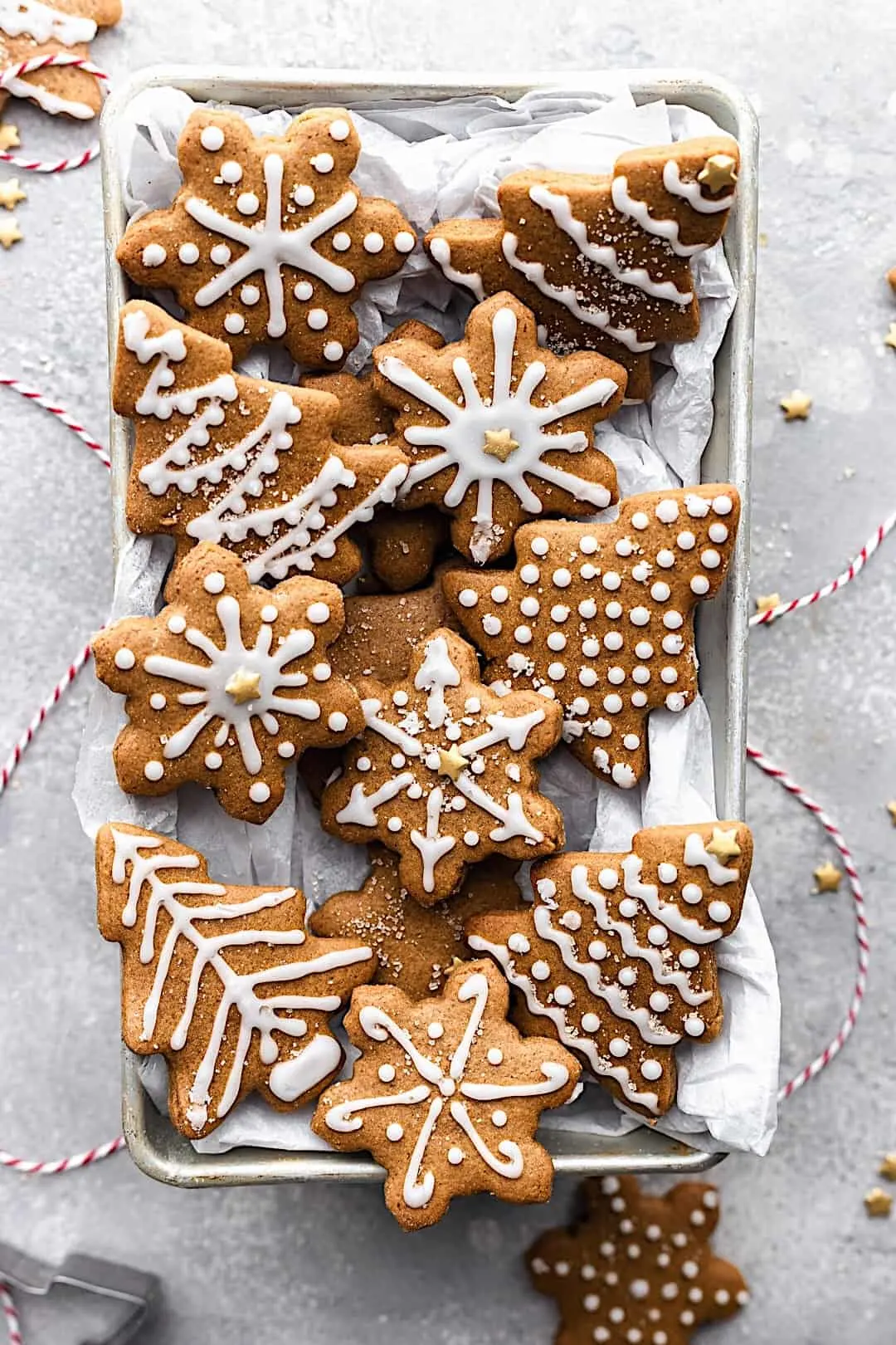 Easy Vegan Gingerbread Cookies #gingerbread #chistmas #vegan #cookies #biscuits #dairyfree