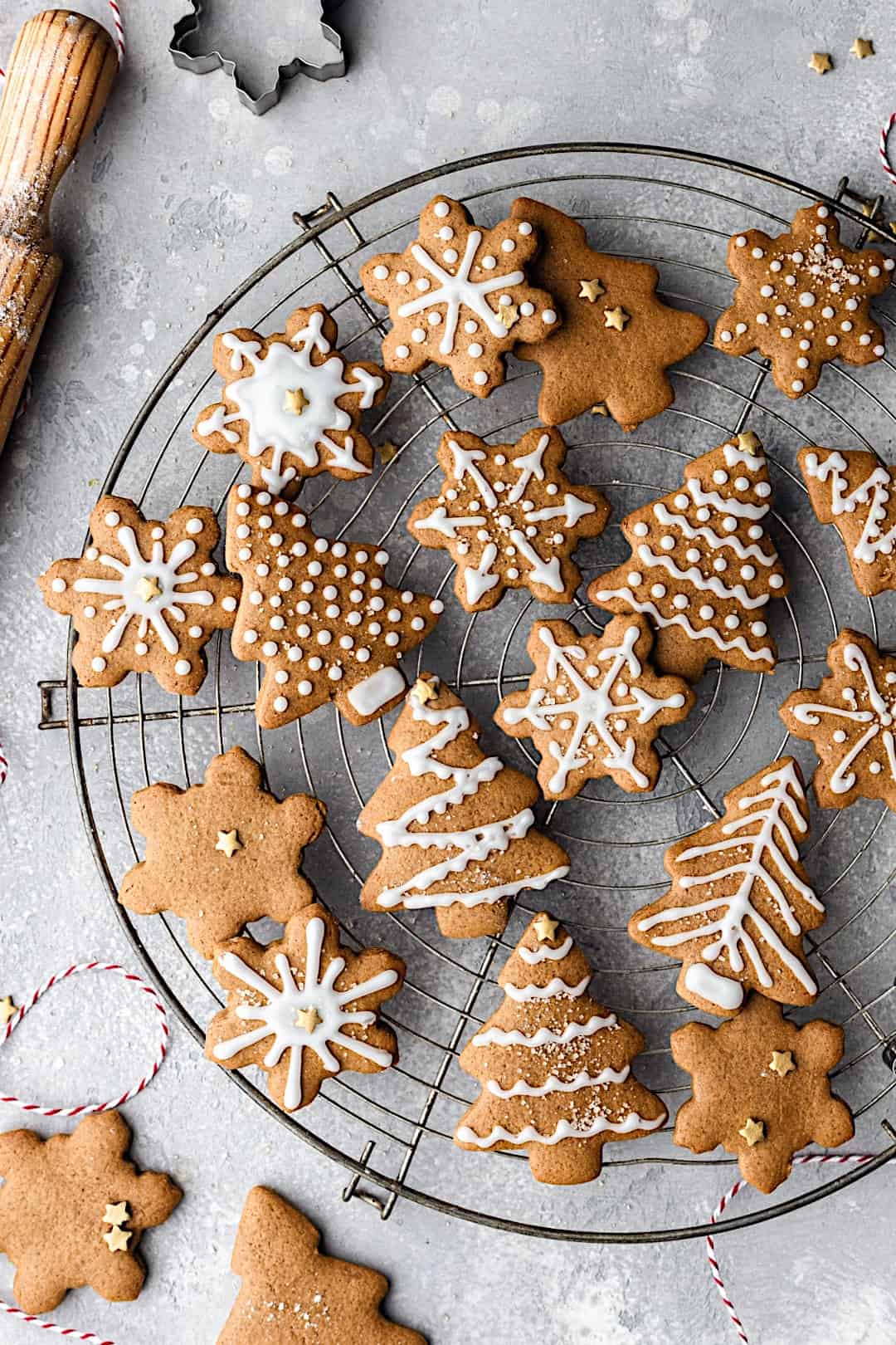 Easy Vegan Gingerbread Cookies #gingerbread #chistmas #vegan #cookies #biscuits #dairyfree