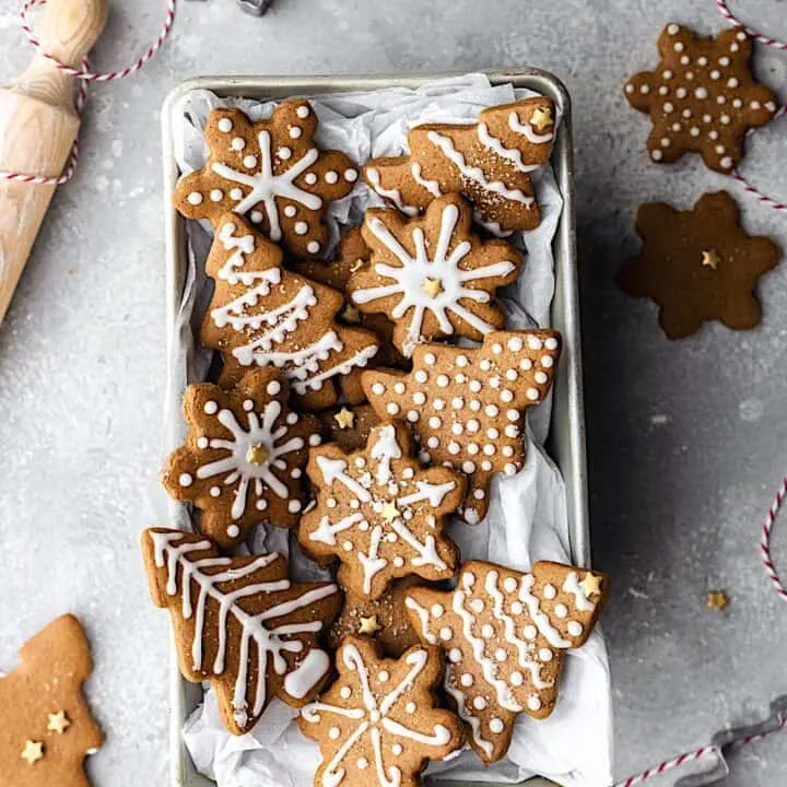 Easy Vegan Gingerbread Cookies #gingerbread #chistmas #vegan #cookies #biscuits #dairyfree