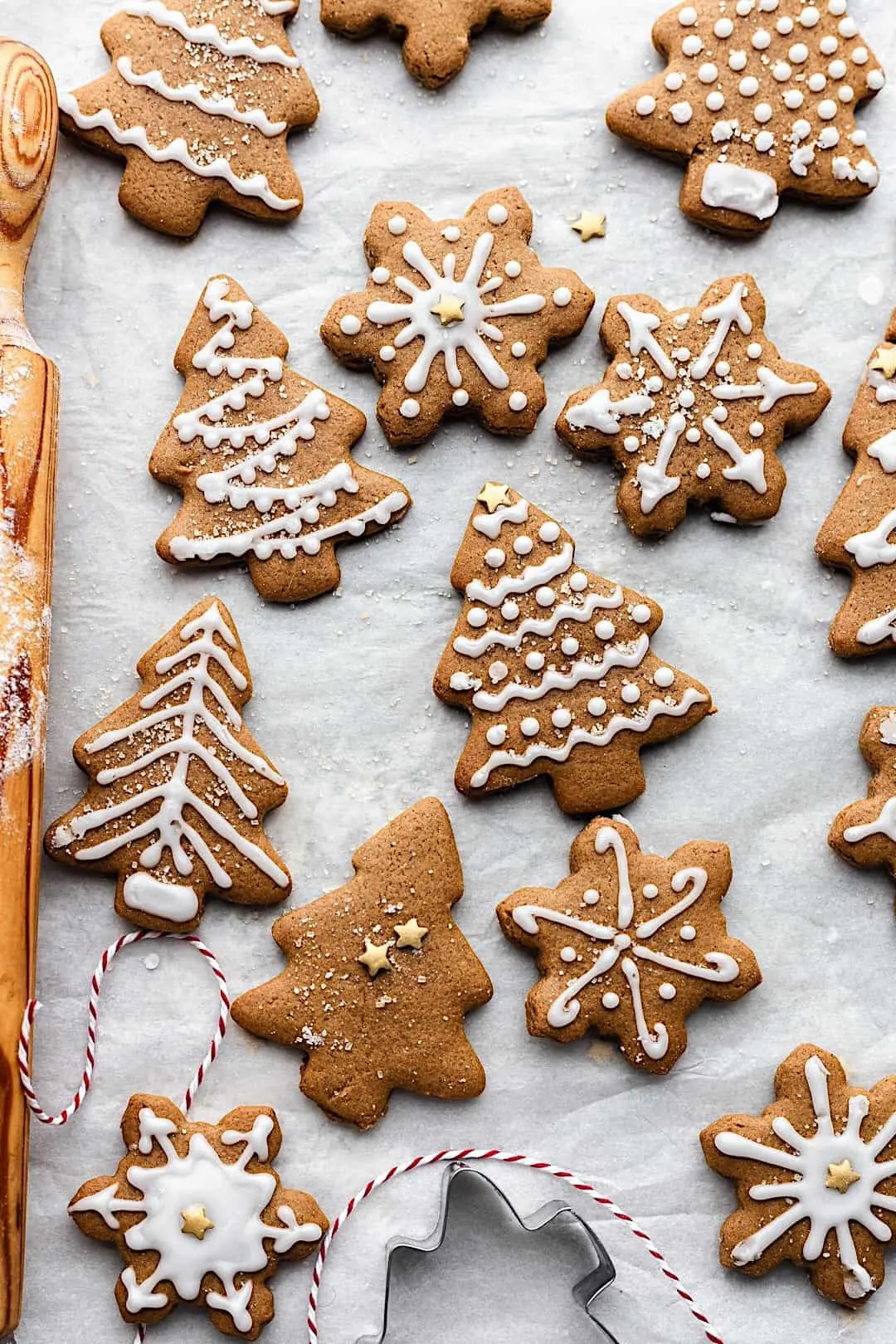 Vegan Iced Gingerbread Cookies #vegan #recipe #gingerbread #christmas #cookies #biscuit