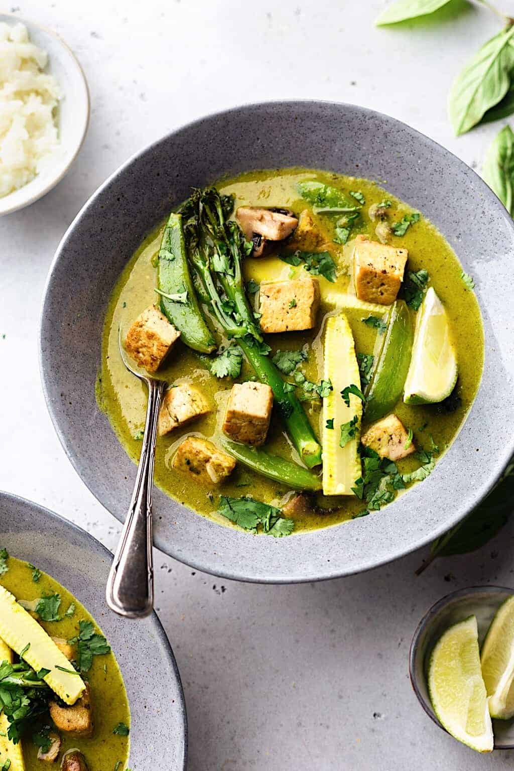 Veganes thailändisches grünes Curry mit Tofu und Gemüse #thai #grün #curry #paste #rezept