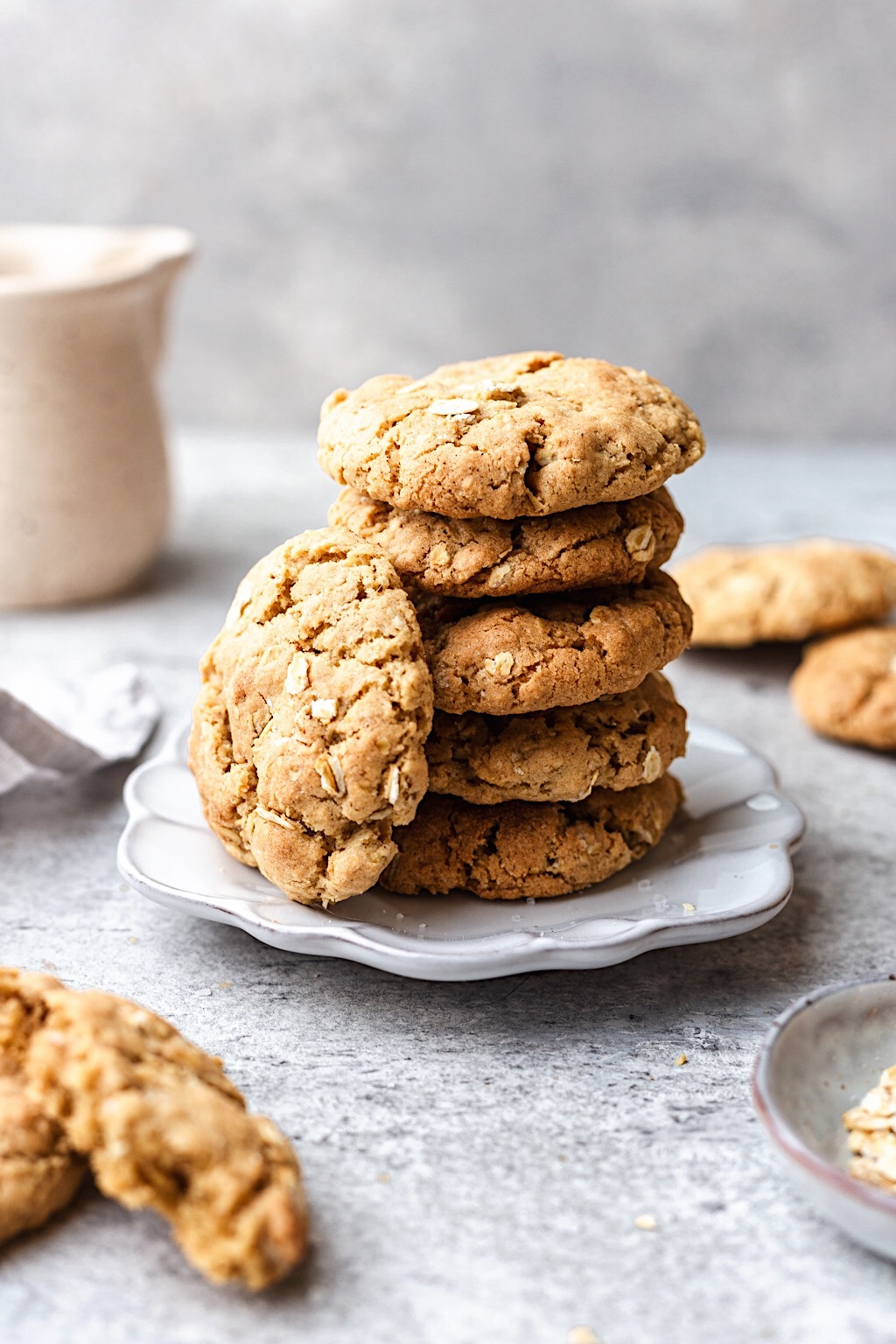 Pila de galletas de avena veganas #veganas #de avena #galletas #receta #sinlácteos #sineggestión #hornear