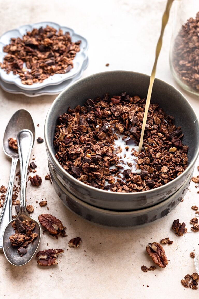 Vegan Chocolate Chip Granola #granola #chocolate #breakfast #healthy #vegan #dairyfree
