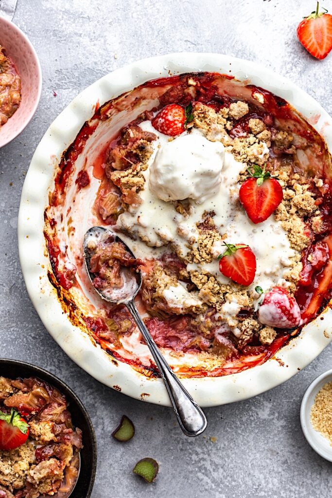 Vegan Strawberry and Rhubarb Crumble #vegan #strawberry #rhubarb #crumble #dairyfree #fruit #summer