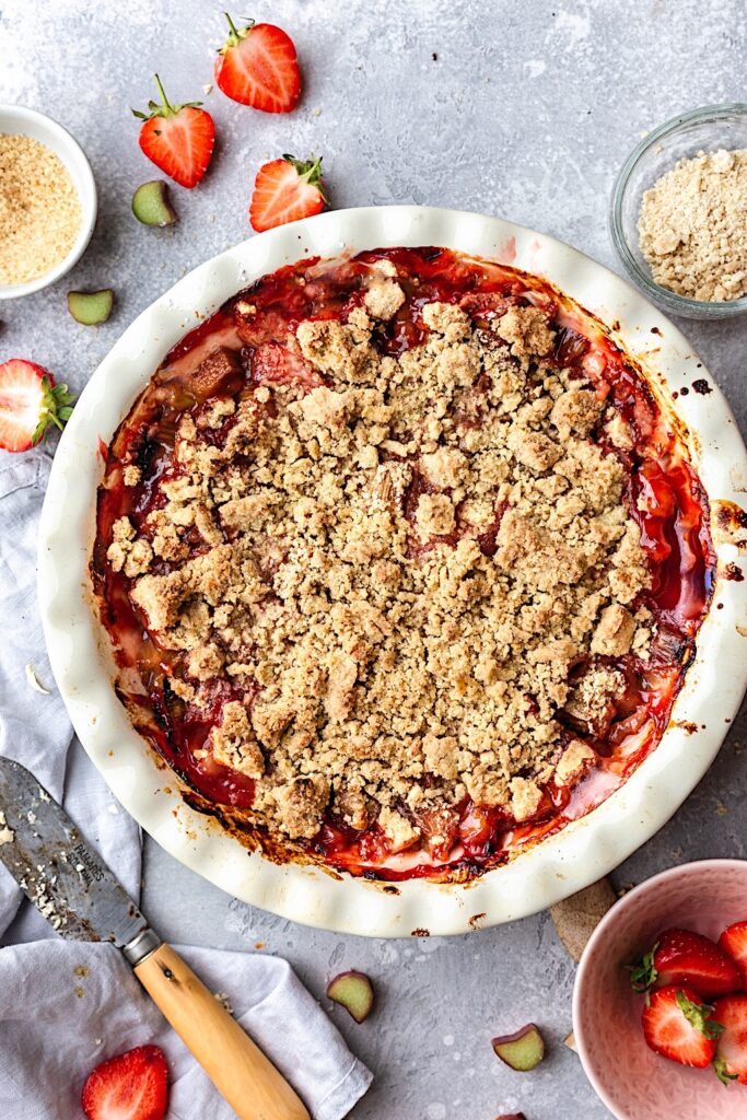 Vegan Strawberry and Rhubarb Crumble #vegan #strawberry #rhubarb #crumble #dairyfree #fruit #summer