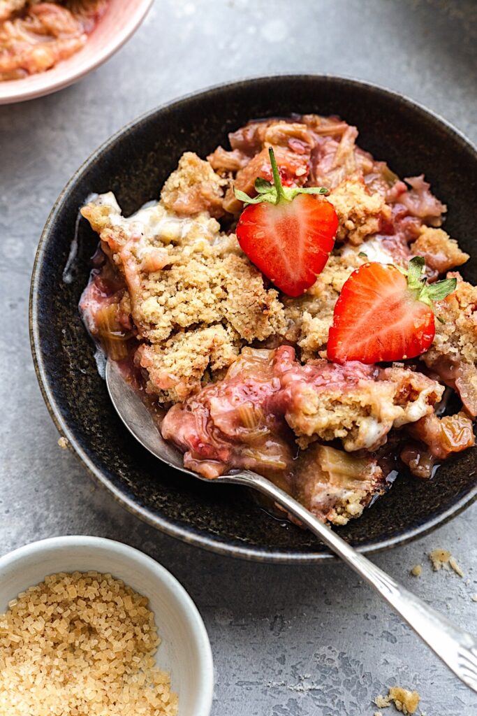 Vegan Strawberry and Rhubarb Crumble #vegan #strawberry #rhubarb #crumble #dairyfree #fruit #summer