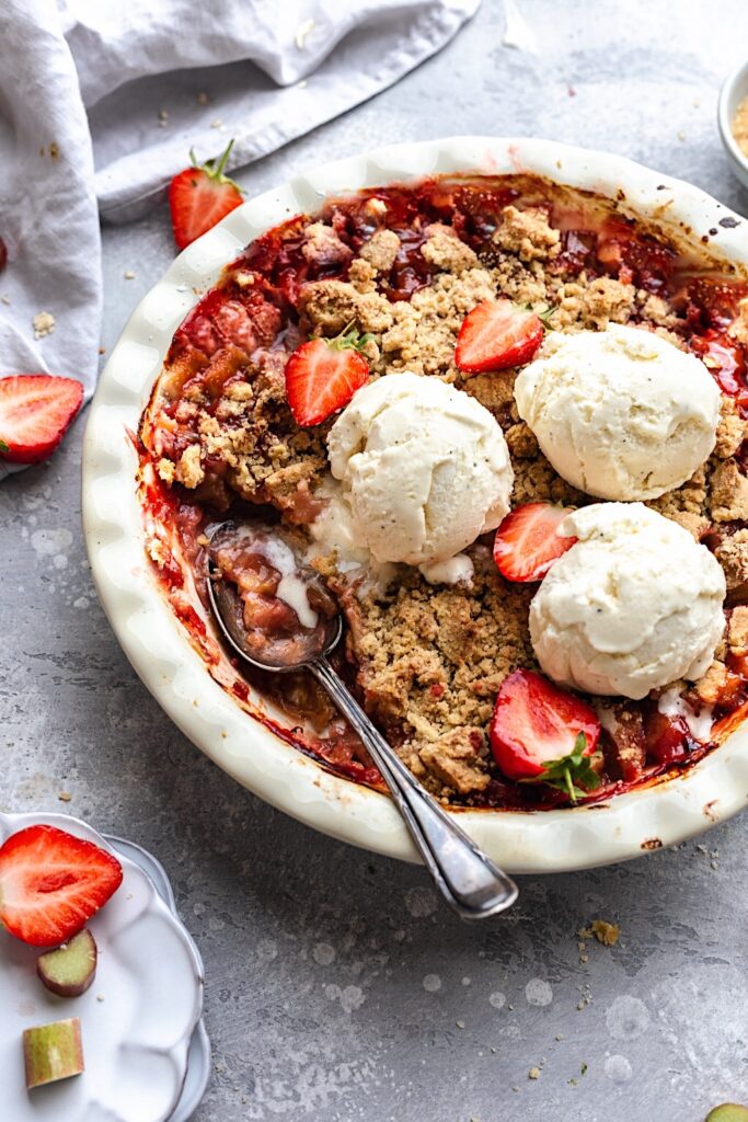 Vegan Strawberry and Rhubarb Crumble #vegan #strawberry #rhubarb #crumble #dairyfree #fruit #summer