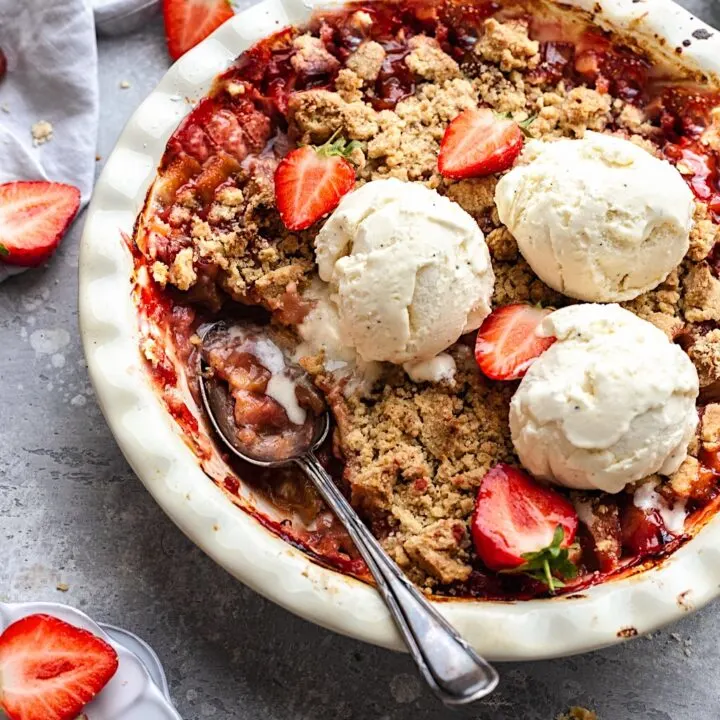 Vegan Strawberry and Rhubarb Crumble #vegan #strawberry #rhubarb #crumble #dairyfree #fruit #summer