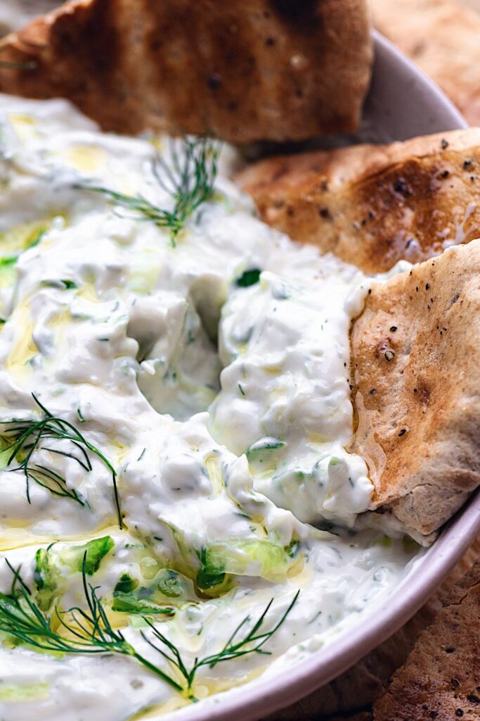 Vegan Tzatziki with Pitta #dairyfree #tzatziki #greek #dip #meze #sauce #yoghurt
