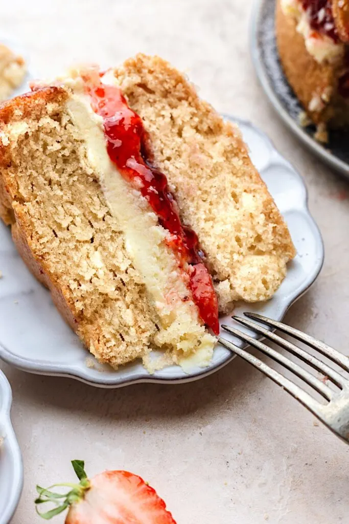 Vegan Victoria Sponge Cake #cake #vegan #victoriasponge #strawberry #jam #recipe #dairyfree