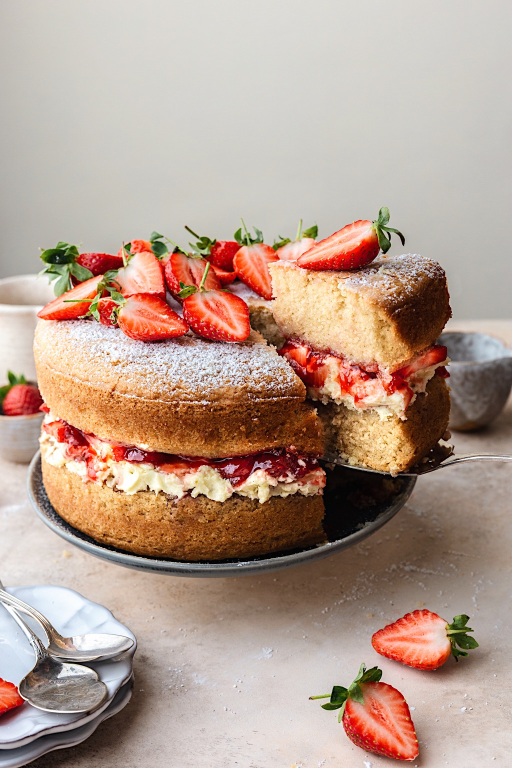Sponge cake with Swiss Cream and strawberries - FunCakes