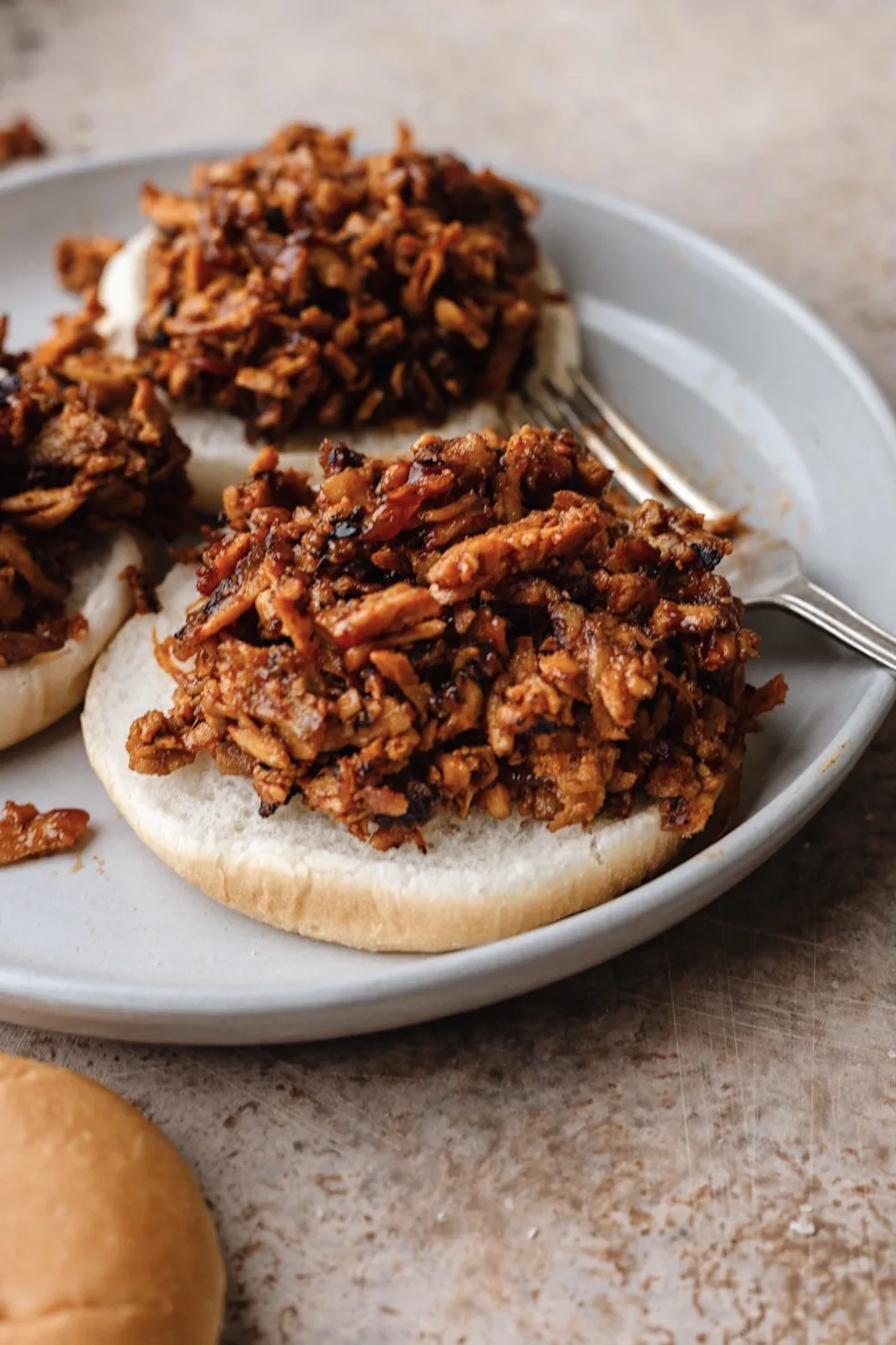 BBQ Tofu Pulled Pork #bbq #tofu #burger #vegan #meatfree