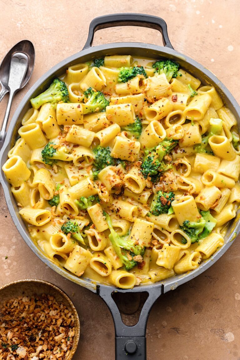 Vegan Broccoli Cheese Pasta with Garlic Breadcrumbs #pasta #macncheese #broccoli #dairyfree #vegan #garlic