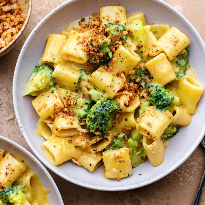 Vegan Broccoli Cheese Pasta with Garlic Breadcrumbs #pasta #macncheese #broccoli #dairyfree #vegan #garlic