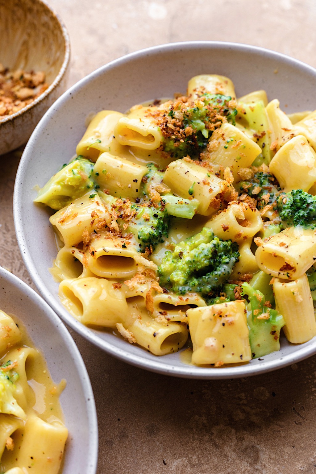 Vegan Broccoli Cheese Pasta with Garlic Breadcrumbs #pasta #macncheese #broccoli #dairyfree #vegan #garlic