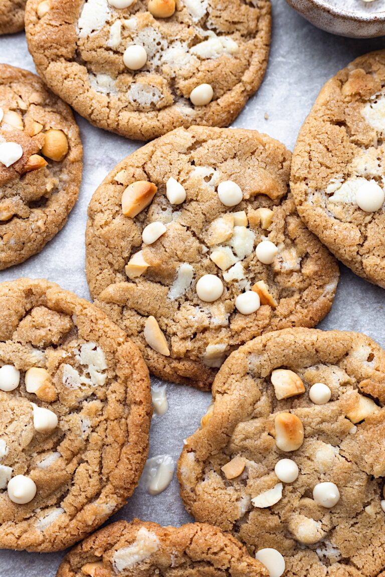 Vegan White Chocolate Macadamia Nut Cookies #vegan #dairyfree #chocolate #whitechocolate #macadamianut #vegansweets